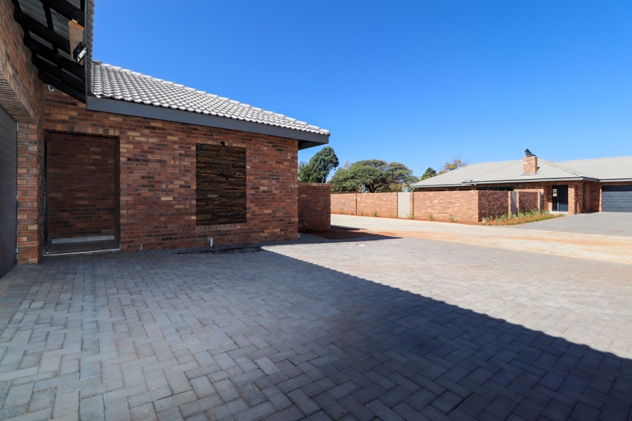 To Let 3 Bedroom Property for Rent in Flamwood North West